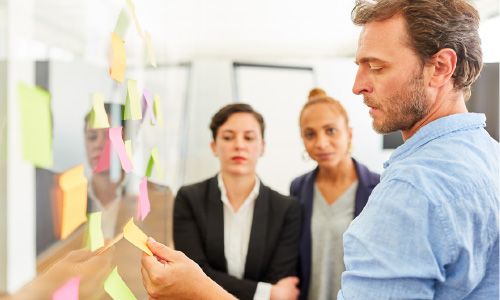 Kollegen sprechen am Board über Monitoring
